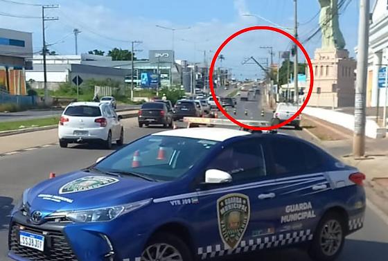 Poste fica pendurado na FEB após acidente com caminhão da Havan.