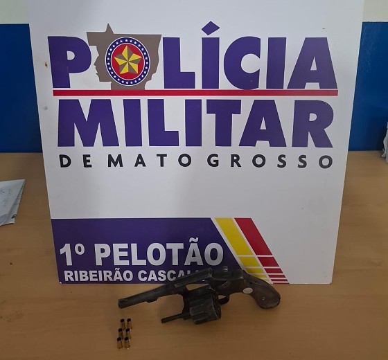 Policiais militares do 1º Pelotão de Ribeirão Cascalheira prenderam em flagrante, nesta segunda-feira (24.11), um homem suspeito pelo homicídio.