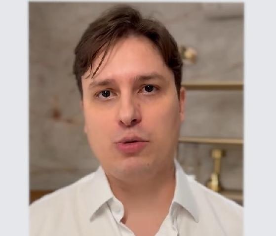 Publicitário Maurício Coelho divulgou posicionamento em suas redes sociais.