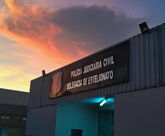 A investigação conduzida pela Delegacia Especializada de Estelionatos de Cuiabá apura os crimes de estelionato e falsidade documental.