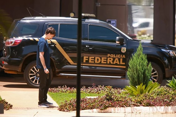 Jair Renan chegou ao local às 9h17 e saiu por volta das 11h30