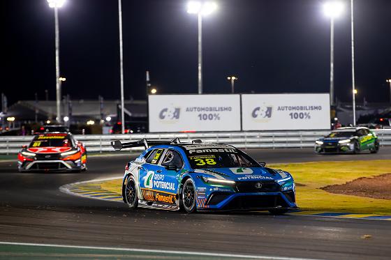 Cento e dez pilotos percorrem pista noturna do Autódromo Internacional de Mato Grosso, no Parque Novo Mato Grosso