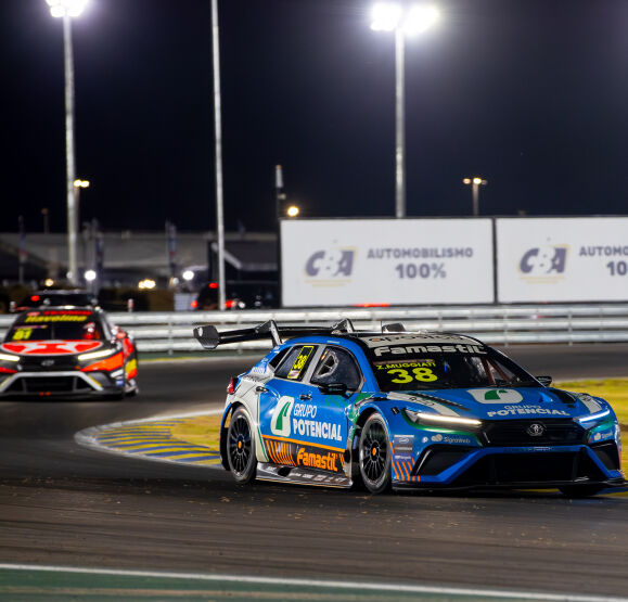 Cento e dez pilotos percorrem pista noturna do Autódromo Internacional de Mato Grosso, no Parque Novo Mato Grosso