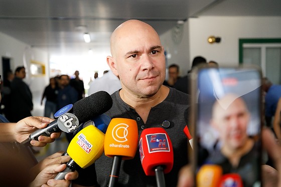 O pronunciamento do prefeito ocorre após os Estados Unidos bombardearem a Venezuela na madrugada deste sábado.