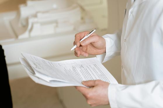 A contratação de médicos tem sido postergada.