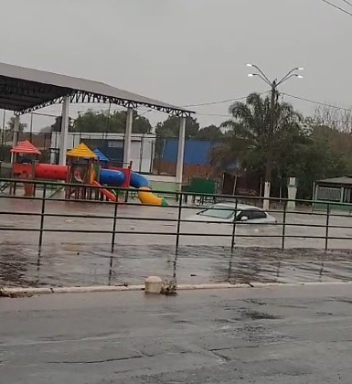 Entre os pontos mais afetados está o Pronto-Socorro Municipal, que teve setores comprometidos depois que a água invadiu salas e corredores