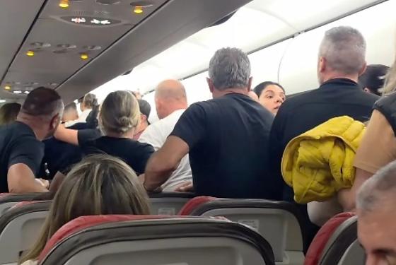Ninguém ficou ferido após um veículo de esteira de bagagem pegar fogo.