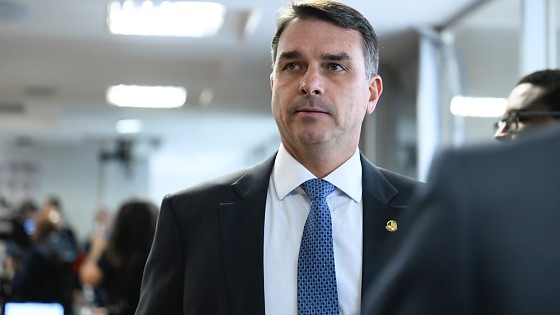 A escolha de Flávio ocorreu após uma conversa com o pai na carceragem da Polícia Federal, na quinta-feira.
