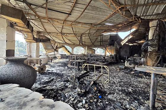 Interior carbonizado da boate que pegou fogo na madrugada deste domingo em Goa, na Índia.