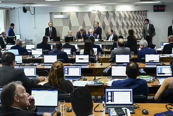 A votação da proposta foi simbólica, e seguirá para análise do plenário do Senado.