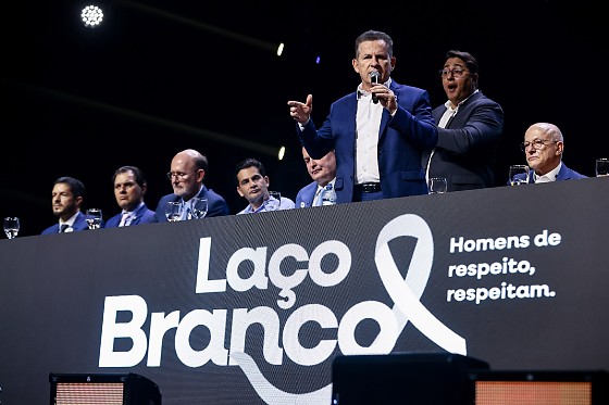 Mauro Mendes durante o evento da campanha do Laço Branco