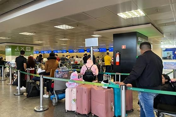 Em alguns casos, a Latam está solicitando que os passageiros arquem com os custos de hospedagem de vários dias e peçam reembolso