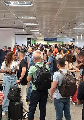 Ela saiu de Cuiabá e faria conexão em Brasília, mas foi surpreendida quando o voo para Foz, já com 40 minutos de atraso, foi cancelado sem aviso prévio no aeroporto