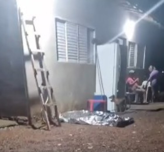 Crime foi cometido por dois homens em uma moto, que passaram atirando.