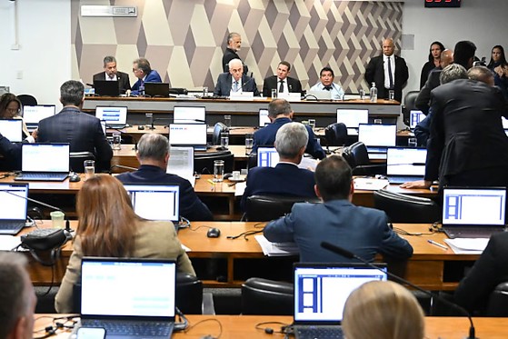 A votação na CCJ foi marcada por debates e críticas ao texto enviado por deputados.