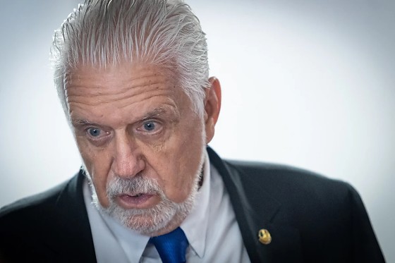 Senador foi alvo de operação da PF que investiga relação entre ele e o banqueiro Augusto Lima, ex-sócio de Daniel Vorcaro, do Banco Master.