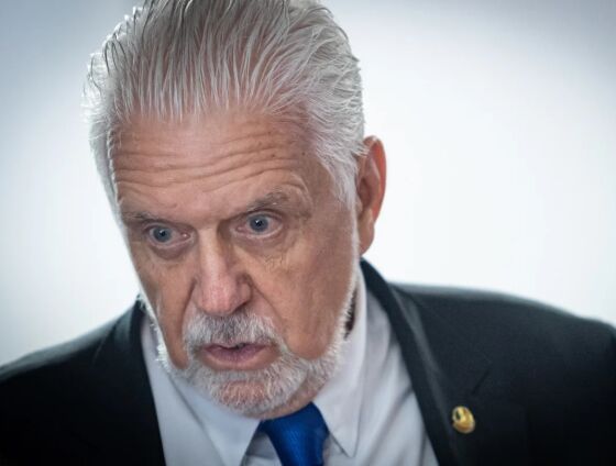 Senador foi alvo de operação da PF que investiga relação entre ele e o banqueiro Augusto Lima, ex-sócio de Daniel Vorcaro, do Banco Master.