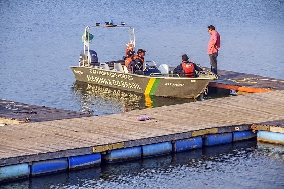 Equipe da Marinha do Brasil auxilia nas buscas desde domingo (28).
