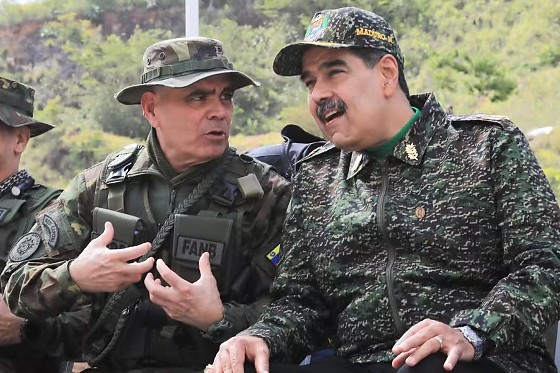Ministro da Defesa da Venezuela, Vladimir Padrino (à esq.) ao lado do presidente do país Nicolás Maduro (à dir).
