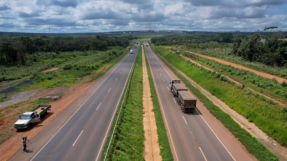 As obras de duplicação da BR-163 foram retomadas em 2023, após o Governo de Mato Grosso, por meio da MT Par, assumir a gestão da concessionária Nova Rota do Oeste