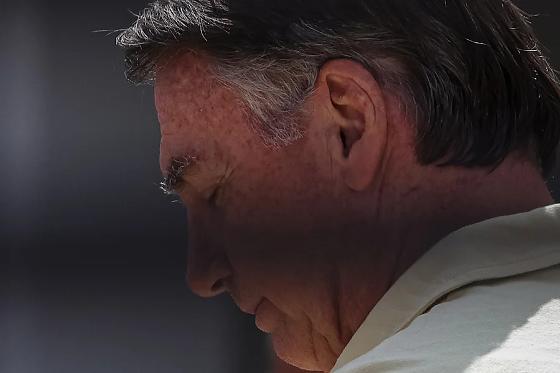 Bolsonaro cabeça baixa