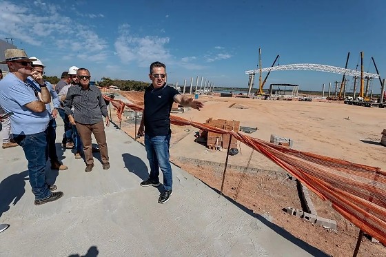 O governador de Mato Grosso, Mauro Mendes (União), criou um setor específico para monitorar obras públicas