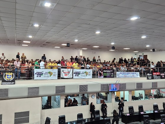 Diante do impasse, servidores públicos estaduais se mobilizaram e foram até a Assembleia Legislativa para pressionar pela votação do RGA