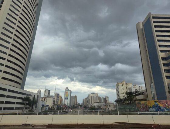 Durante a manhã, o céu deve permanecer encoberto por nuvens, com possibilidade de chuva isolada.