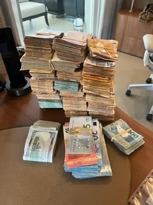 Dinheiro em espécie apreendido pela PF em operação contra envolvidos no caso do banco Master.