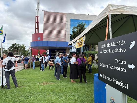 Servidores protestam em frente à Assembleia Legislativa na manhã de hoje (21).
