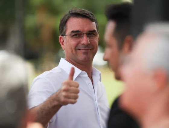 Flávio Bolsonaro detalhou propostas de mudanças na Constituição após receber apoio do União Brasil e do PP.
