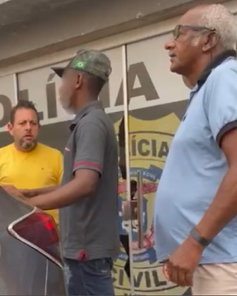 Fernando Céssar (de amarelo) se envolveu em confusão com o então vereador de Alto Garças, Luiz Carlos Barbosa (de azul), durante as eleições de 2022