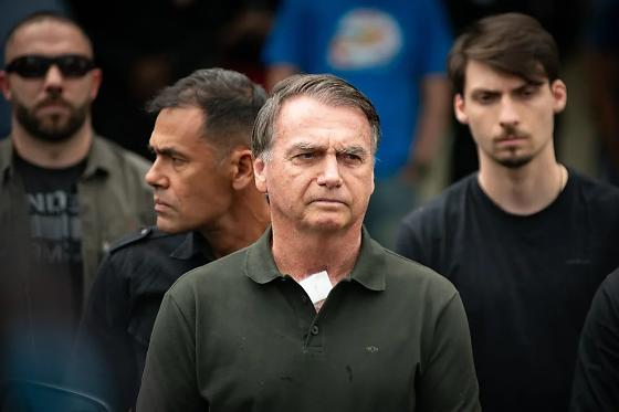“É proibido o ingresso com armas de fogo, objetos perfurocortantes diferentes dos utilizados em atendimento de emergência (facas, soco inglês), ou quaisquer itens que representem risco à segurança institucional”, diz outro trecho do documento.