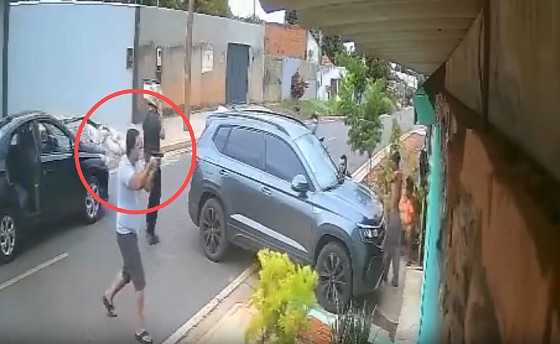 O caso é investigado pela Delegacia Especializada de Roubos e Furtos de Veículos Automotores (DERFVA).