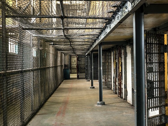 Nova determinação da Justiça vai exigir pagamento de horas extras para cobrir o déficit de policiais penais no estado
