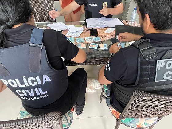 A operação integra a operação Inter Partes, da Polícia Civil, dentro do programa Tolerância Zero Contra Facções Criminosas, do Governo de Mato Grosso, que tem intensificado o combate às facções em todo o Estado