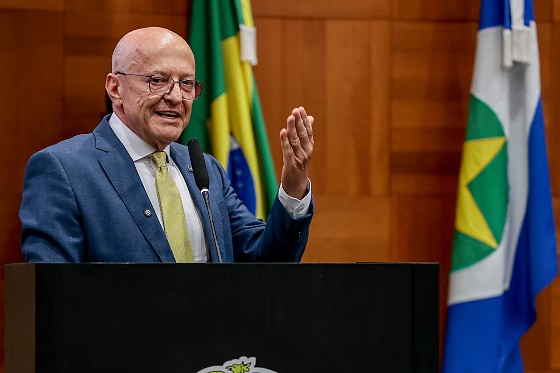 Pivetta, que é solteiro, assume o posto vago com a renúncia de Mauro Mendes (União), que deixa o governo para disputar o Senado Federal.