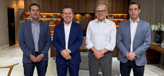 Mauro Mendes e o vice Otaviano Pivetta conversaram com o delegado e agradeceram por toda a dedicação ao trabalho.