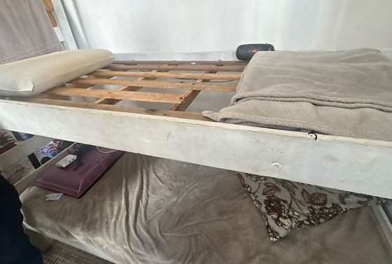 Imagens registradas pela Ouvidoria do MPMT mostram as condições precárias dos dormitórios em clínica de saúde mental em Cuiabá.