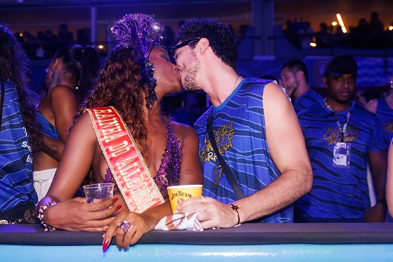 A cantora IZA e o ator João Vitor Silva aos beijos durante o Carnaval.