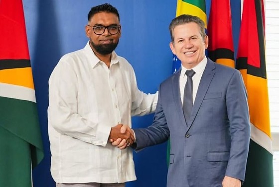 Mauro Mendes e o presidente da Guiana, Mohamed Irfaan Ali. Parceria mira exportação de carne e grãos.
