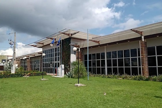 A contratação da empresa Santos e Benassi Ltda foi realizada pela Prefeitura de Nova Bandeirantes em março de 2025.