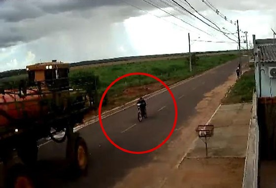Nas imagens, é possível ver o momento em que o adolescente tenta passar por baixo do pulverizador e acaba sendo atingido