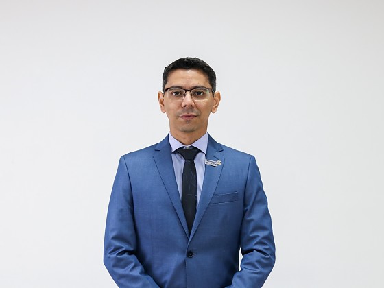 Edson Dahmer é Diretor regional do Senac em Mato Grosso. Atua na articulação entre educação profissional, desenvolvimento econômico e inovação para o setor do comércio de bens, serviços e turismo.