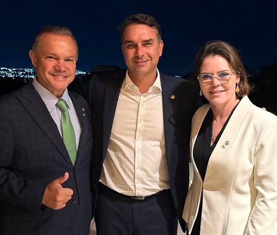 O jantar, que juntou outras lideranças do partido, como a deputada federal Coronel Fernanda, aconteceu na quarta-feira (25)