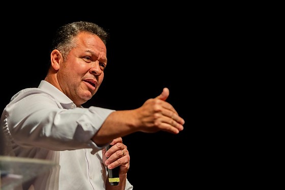 Prefeito do PL elogia Pivetta durante assinatura de repasse milionário para a Santa Casa
