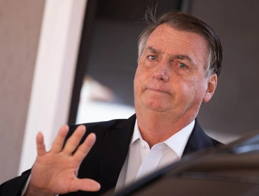 Alexandre de Moraes deu prazo de 24 horas para a defesa de Bolsonaro explicar arma apreendida durante blitz no DF.
