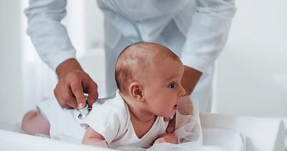 O tratamento atual para a condição é baseado em uma cirurgia para a correção do defeito na medula espinhal do bebê.