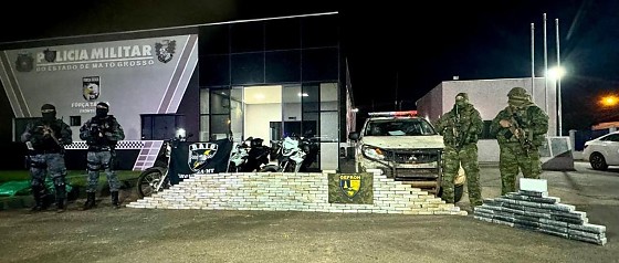 O veículo e a droga foram apreendidos e encaminhados a Delegacia de Polícia, para providência cabível.