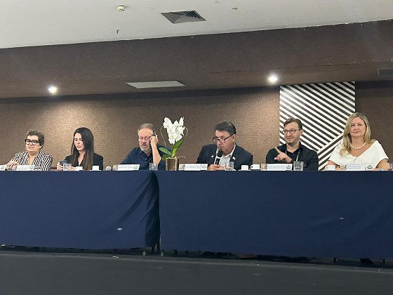 A reunião contou com a presença da secretária municipal de Saúde, Danielle Carmona, e reuniu gestores estaduais e municipais do Sistema Único de Saúde (SUS).